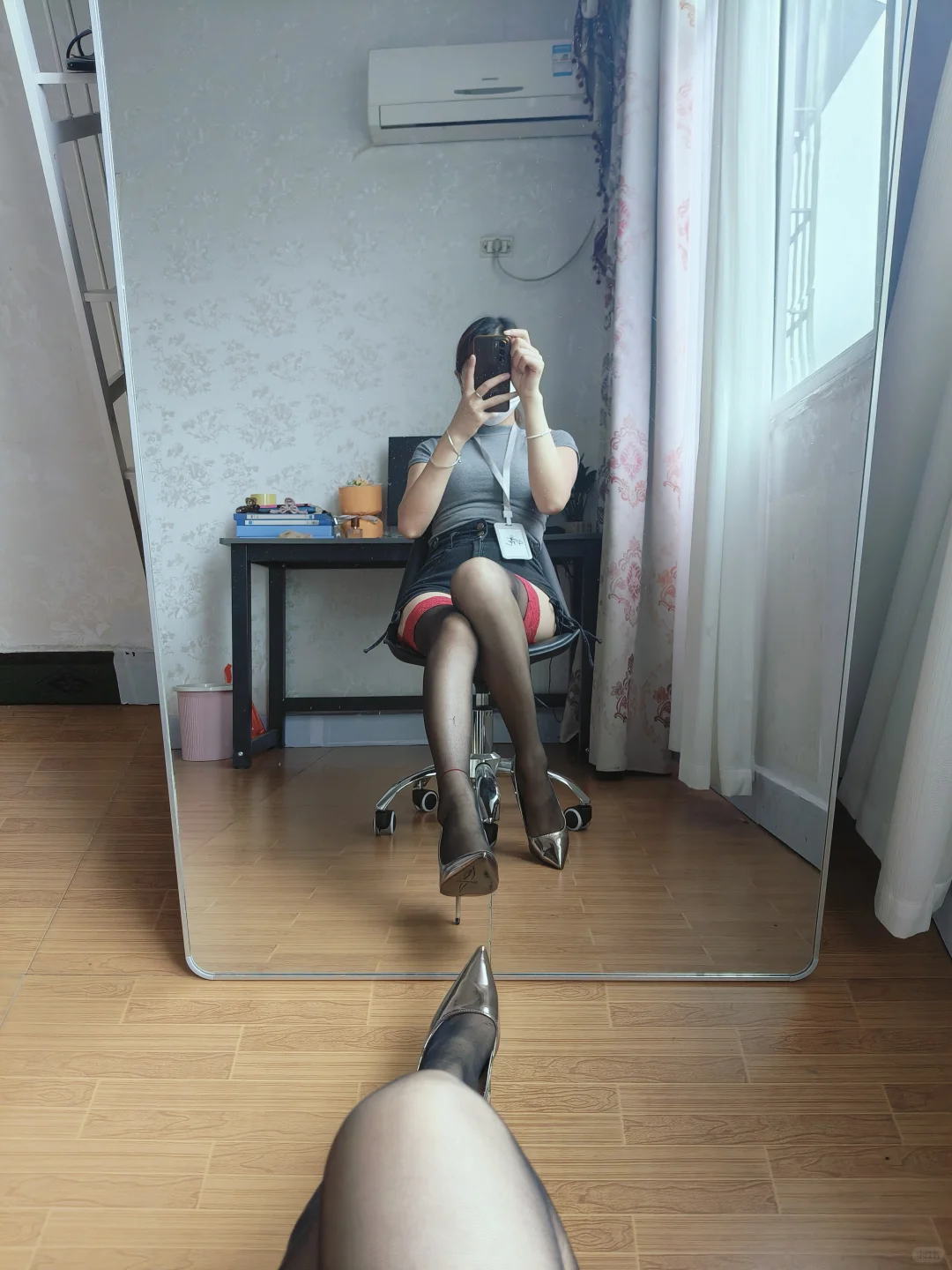 左滑&rarr;看上班穿搭