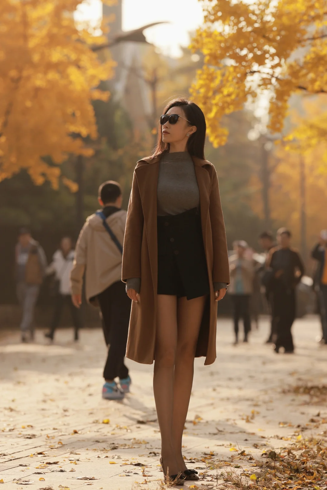 🍂秋日氛围感 落叶与棕色丝袜的神奇搭配