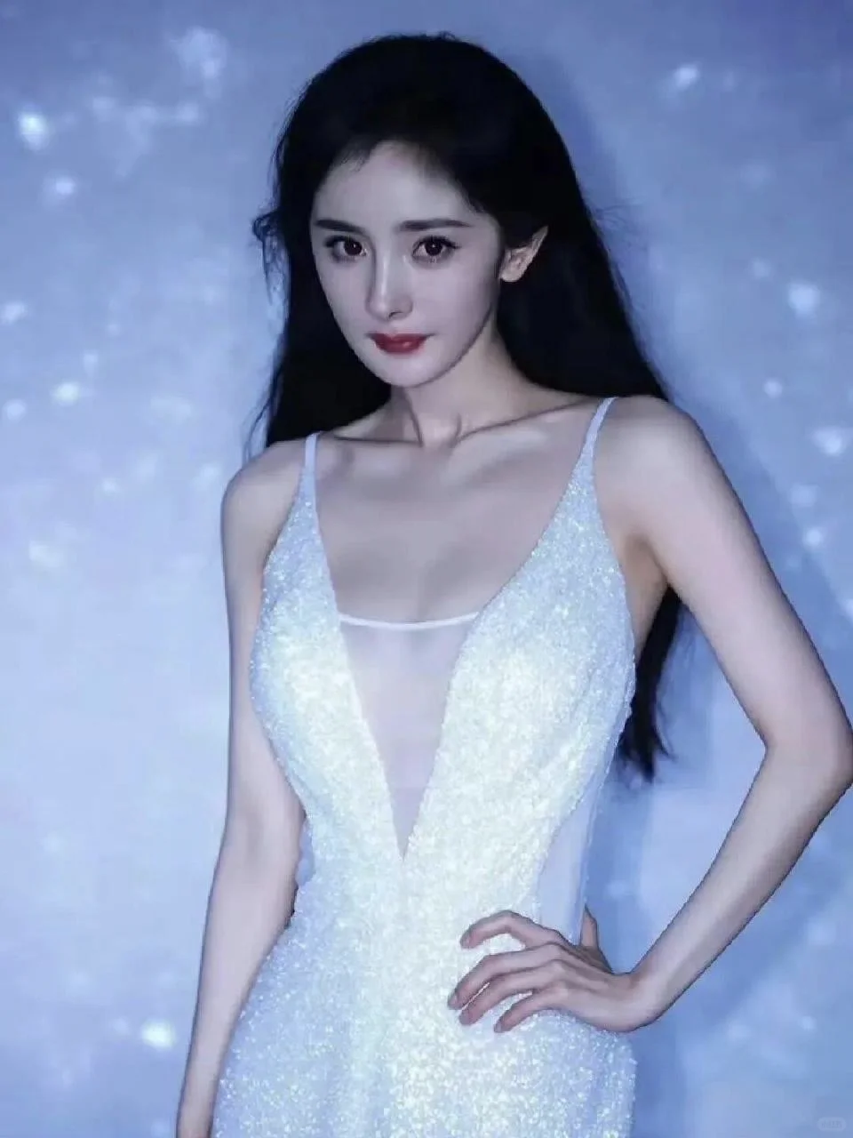 杨幂身材傲人，魅力无限，太美了！