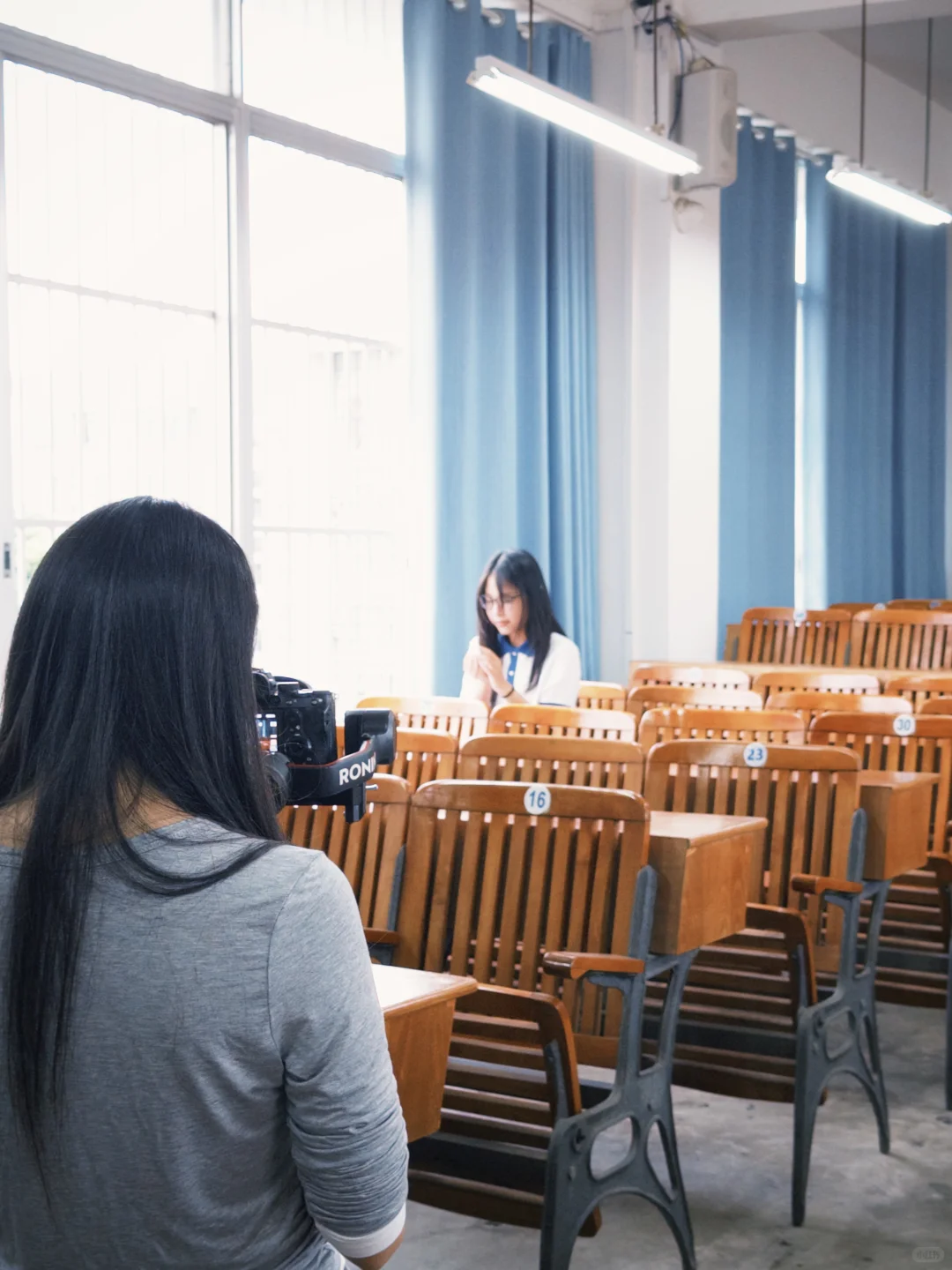 单手拿稳定器的女人什么臂力我不多说