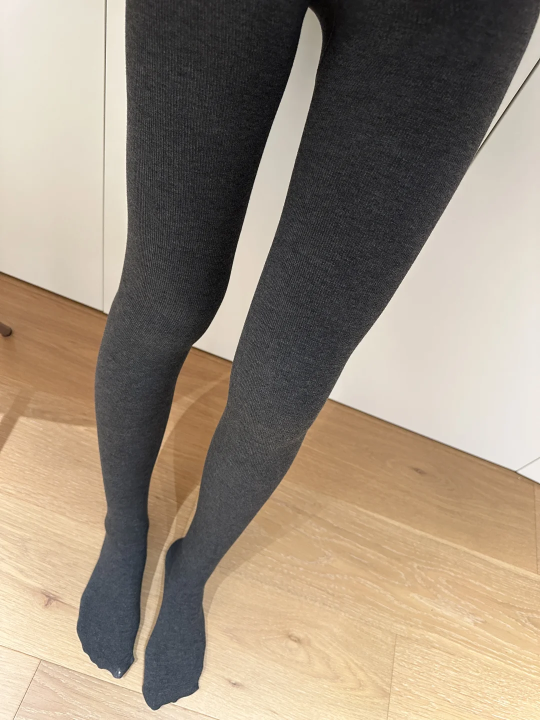 姐妹们！挖到一条巨好穿的打底袜！深灰色！