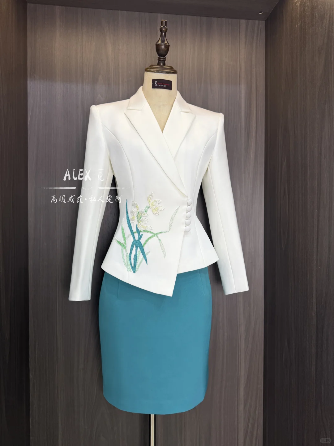 刺绣中式扣小戗驳领女士包臀裙套装