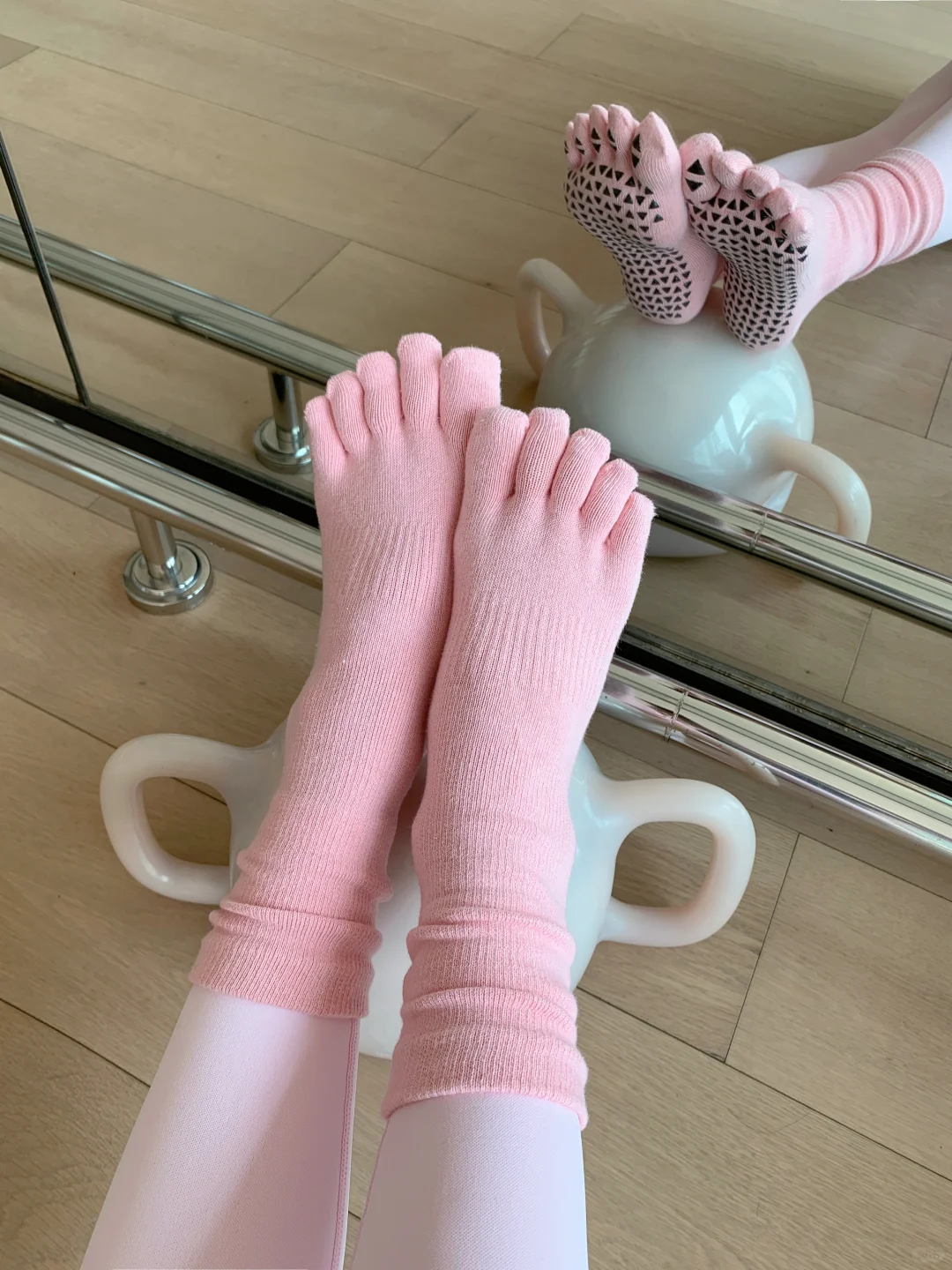 被这款秋冬防滑粉色🎟️五指瑜伽袜拿捏了😍