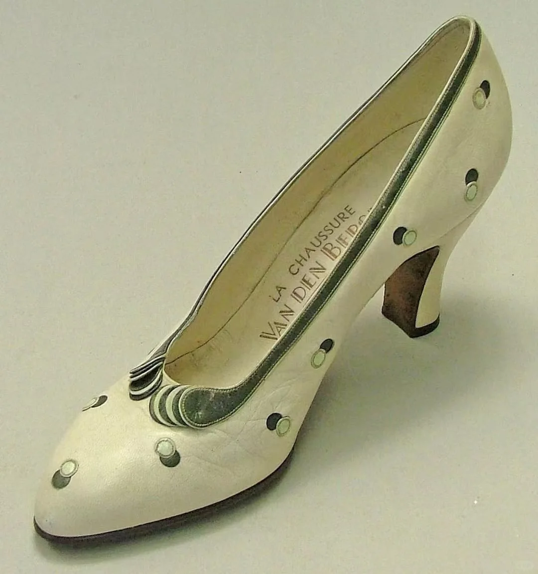 是谁的白月光高跟鞋啊！白色的优雅！