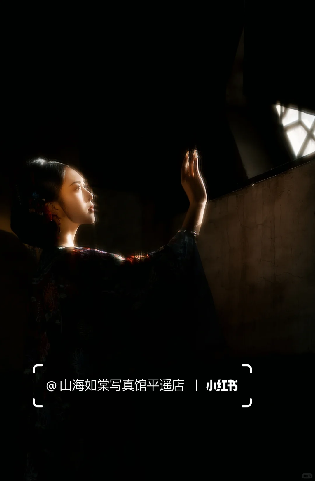 平遥古院里，红衫撑伞的中式氛围感杀疯了✨