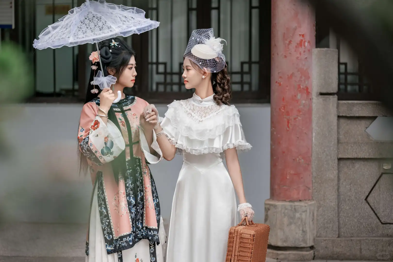 这才是旧社会的留念，汉清女和刘洋大小姐