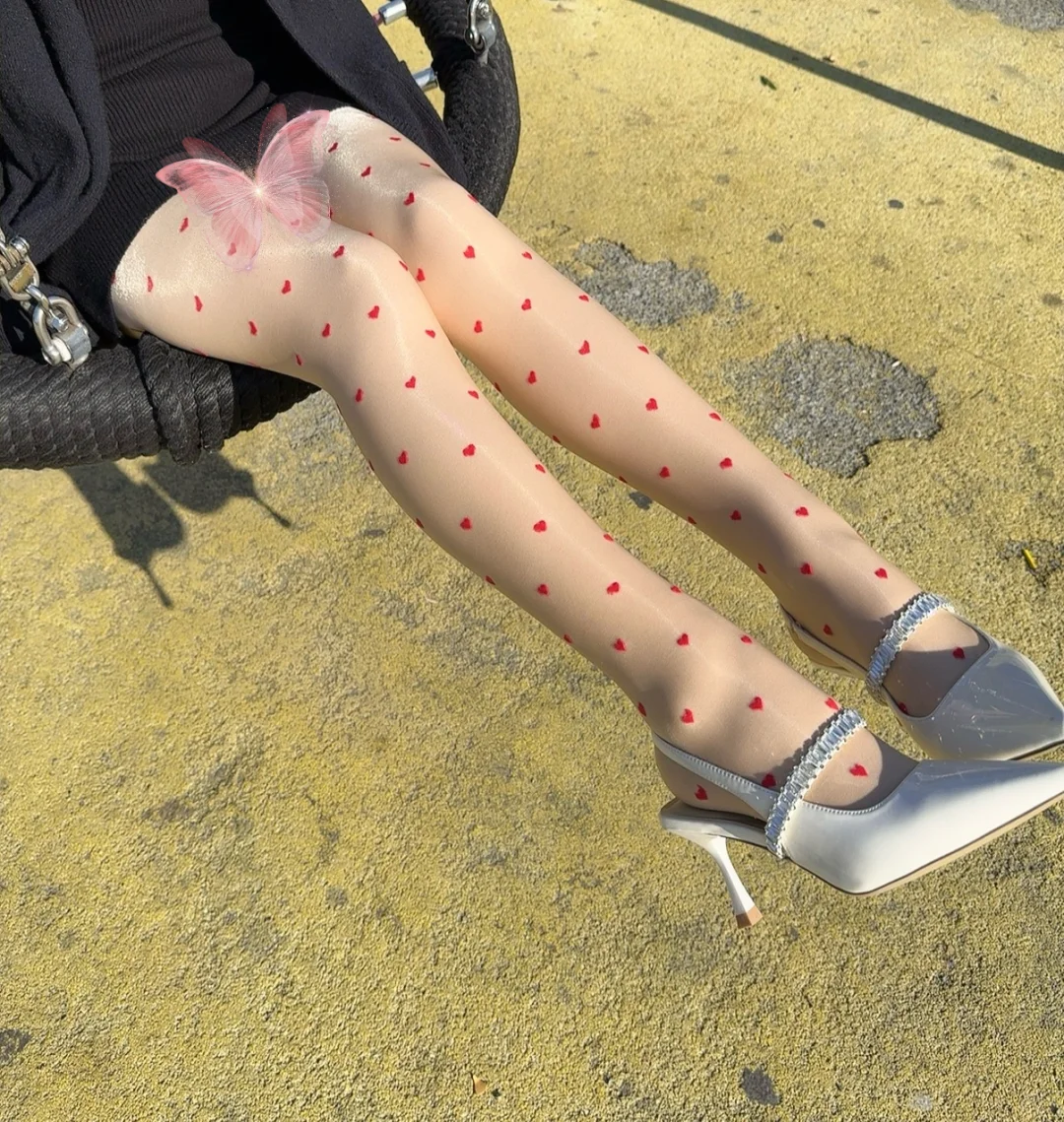 谁懂啊！这双&ldquo;爱心极光袜&rdquo;直接把纯欲焊在腿