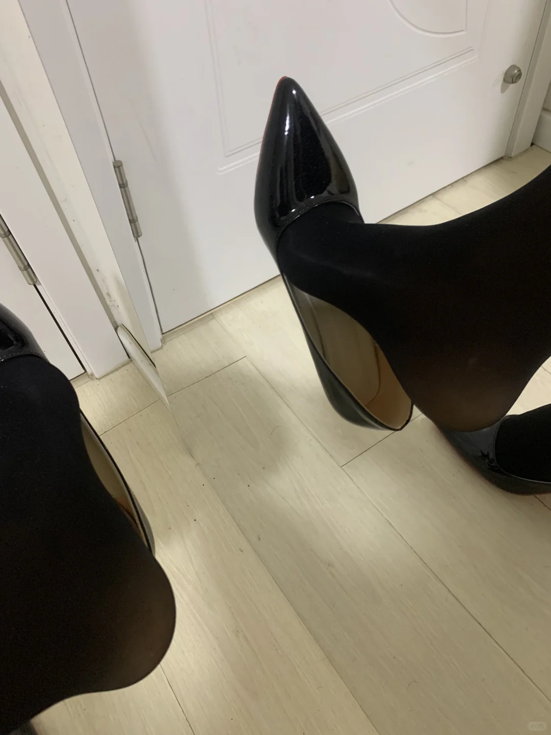 红底高跟鞋配黑丝爱了