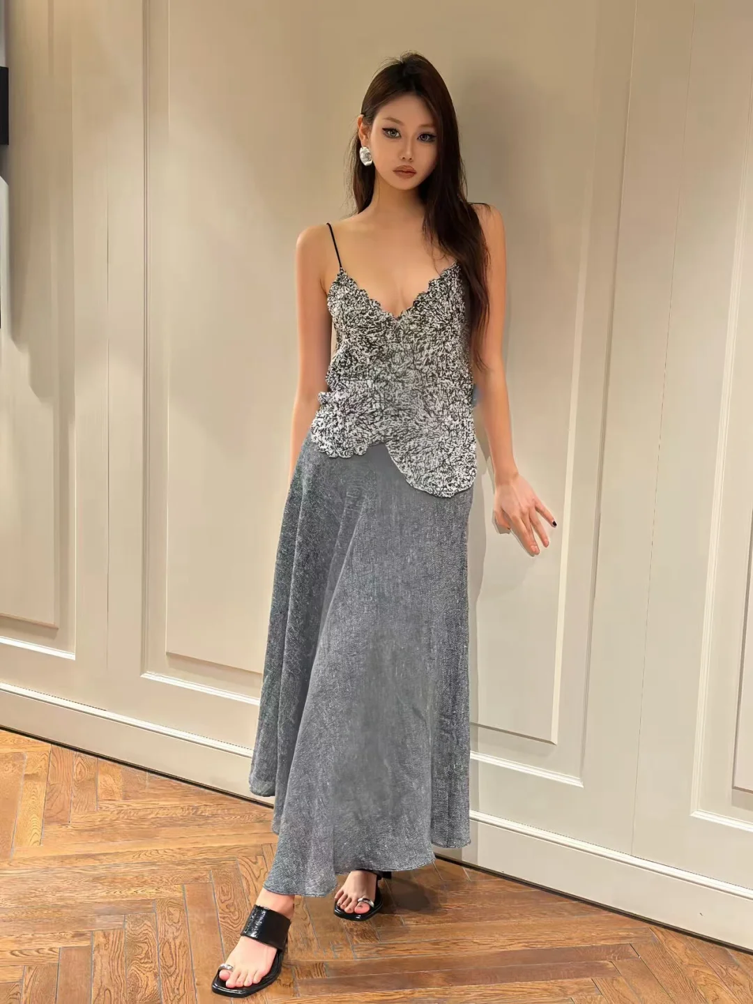 MassimoDutti 缎面把月光裁成裙摆的褶皱🌙