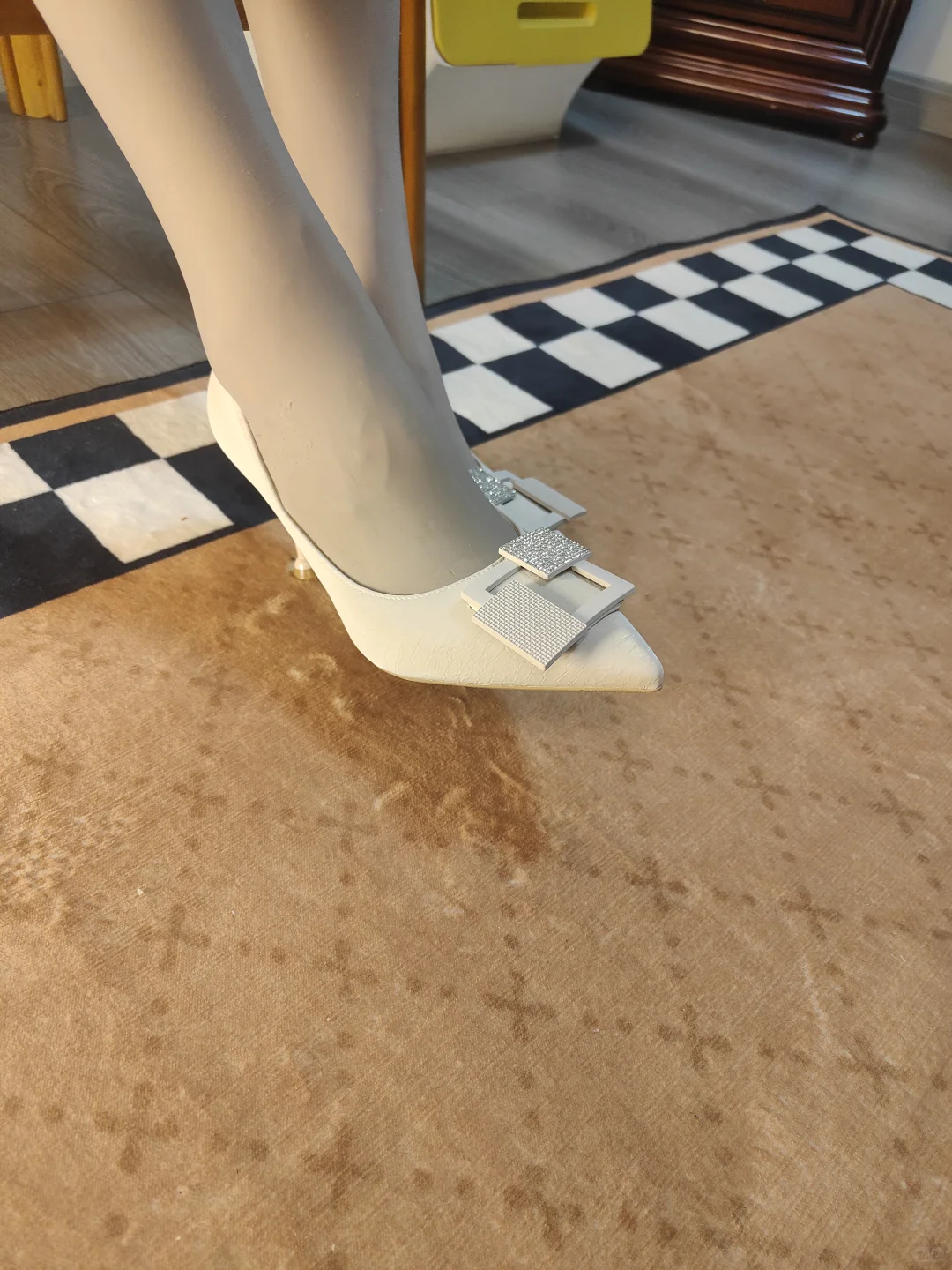 好美啊！这双尖头高跟鞋！