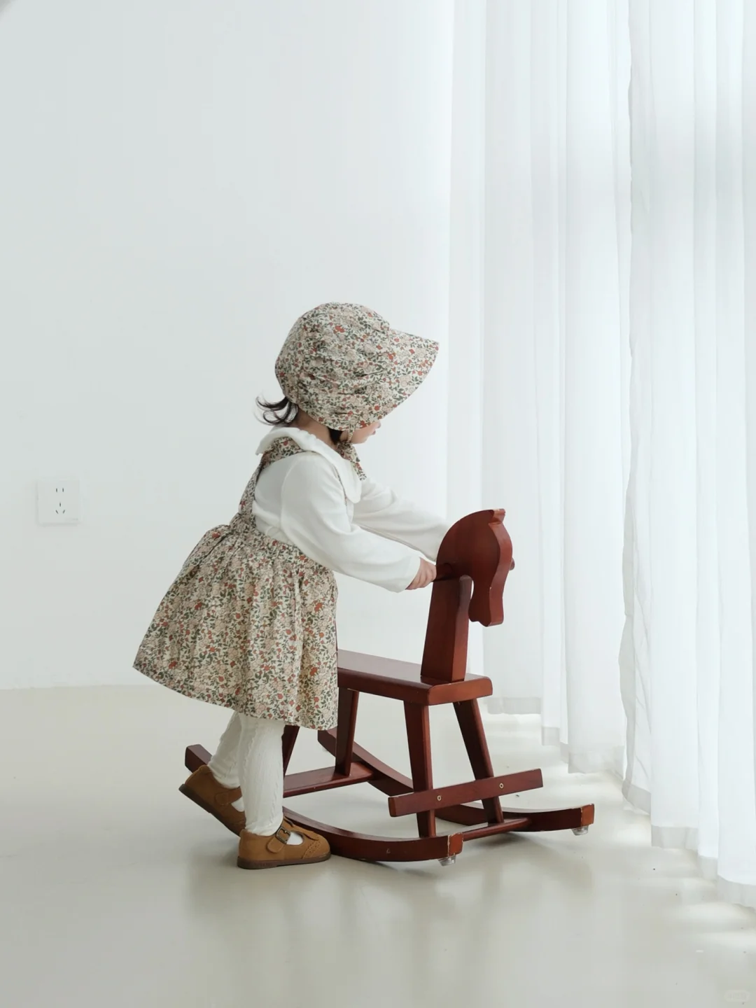 爱上秋天，因为有女孩子喜欢的碎花裙呀~