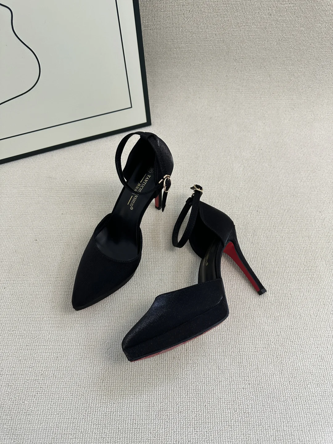 秋冬氛围感红底高跟鞋来啦～