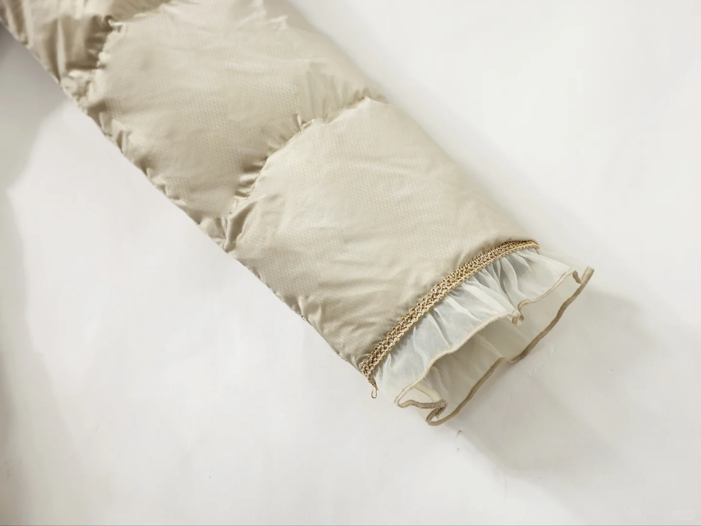 「柔雾豆绿羽绒：刺绣花边里的宫廷优雅✨」