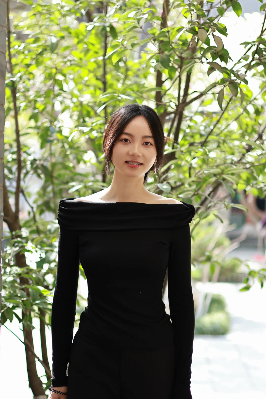 绿意盎然，少女如诗