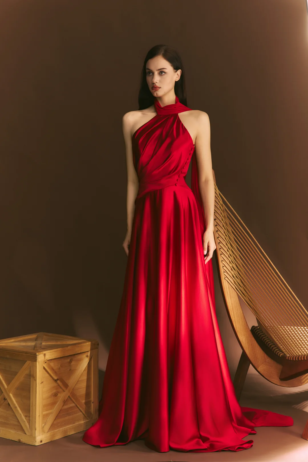 裙摆垂坠的缎面