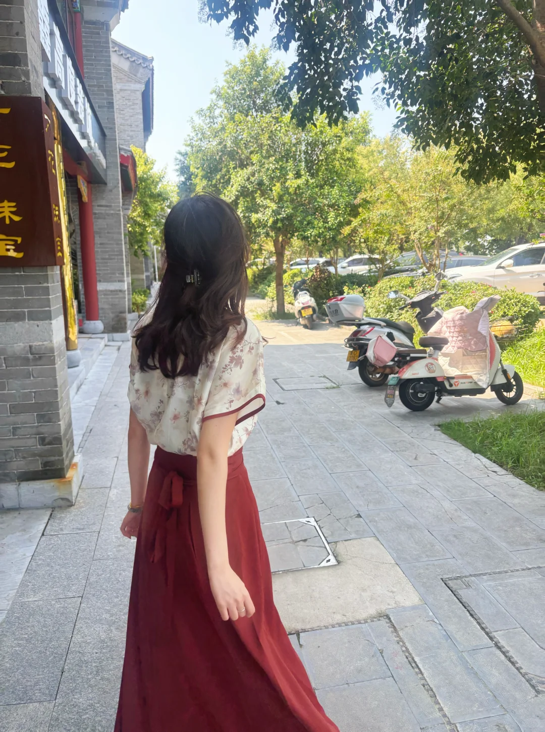 一张 枫林晚 背影 好明媚的唐制小套装