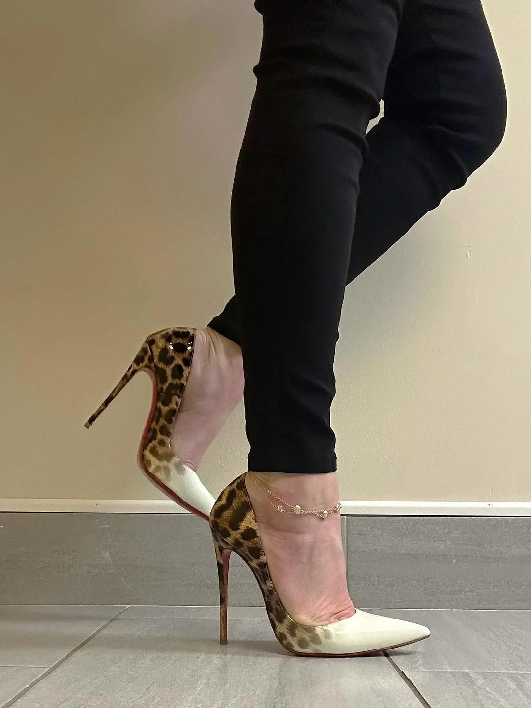 拿捏住豹纹高跟鞋！