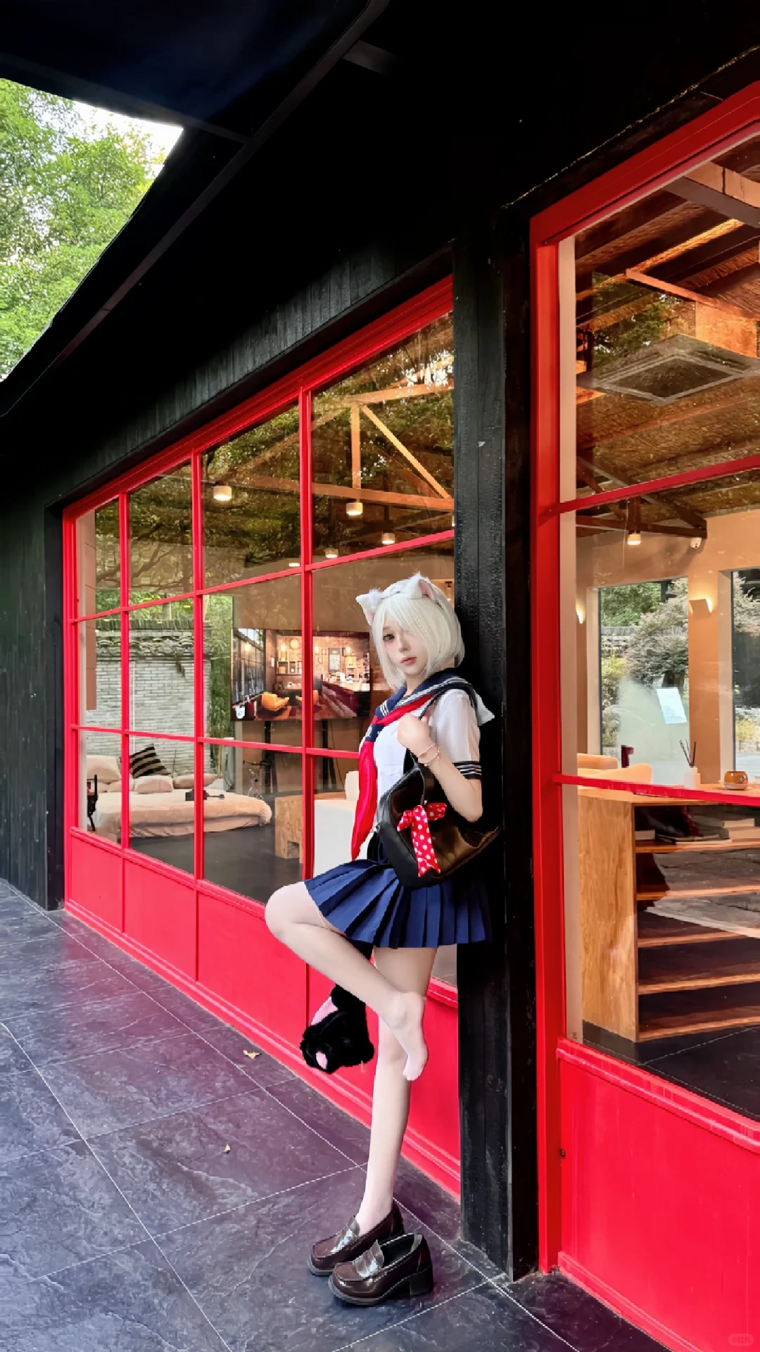 JK学姐の软弹小蛮腰：过膝白丝裹住的Q弹蜜桃