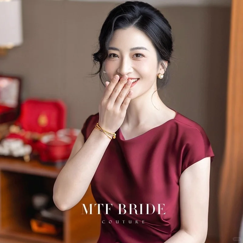 👗妈妈婚宴必备！减龄显白紫红裙