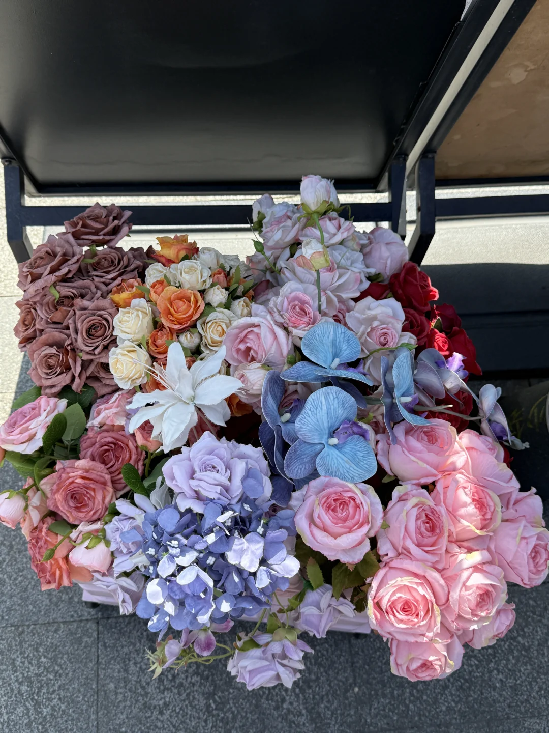 小南教堂🕍富士女摄📸提供大衣🧥披肩🧣花束