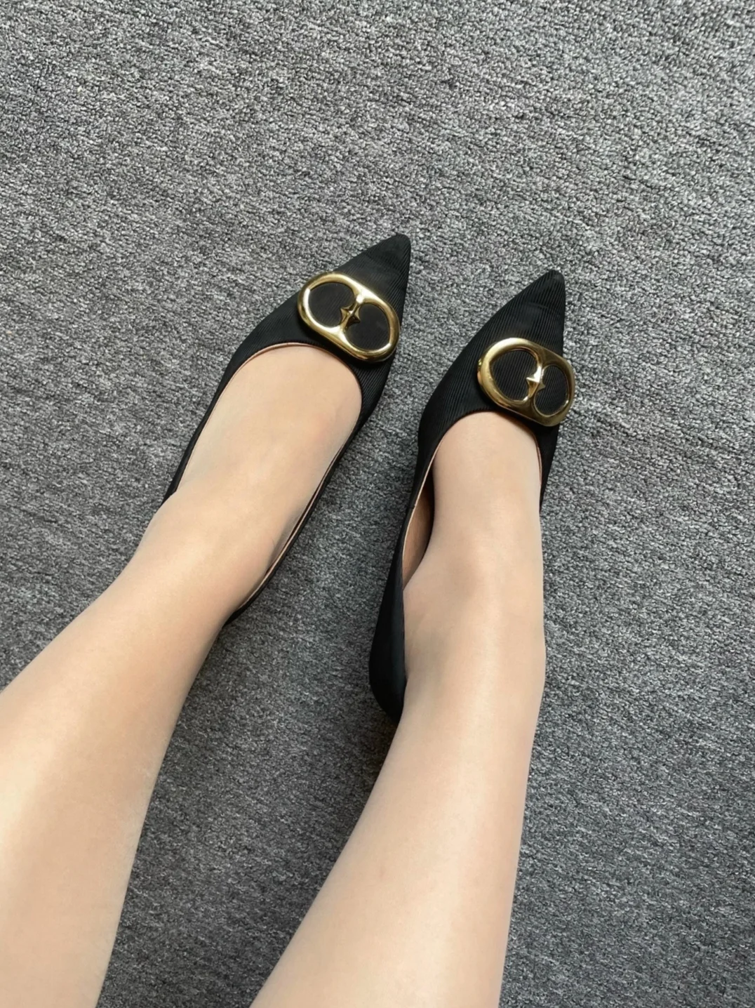 黑色条绒尖头高跟鞋