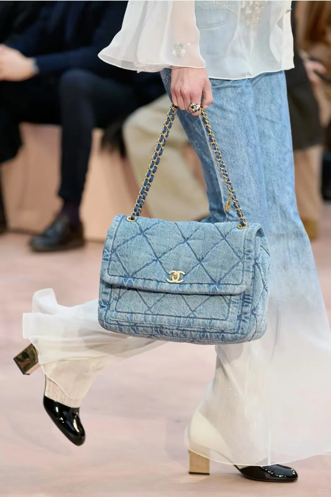 它来啦它来啦~ 超哇塞的透视装牛仔 ❗️