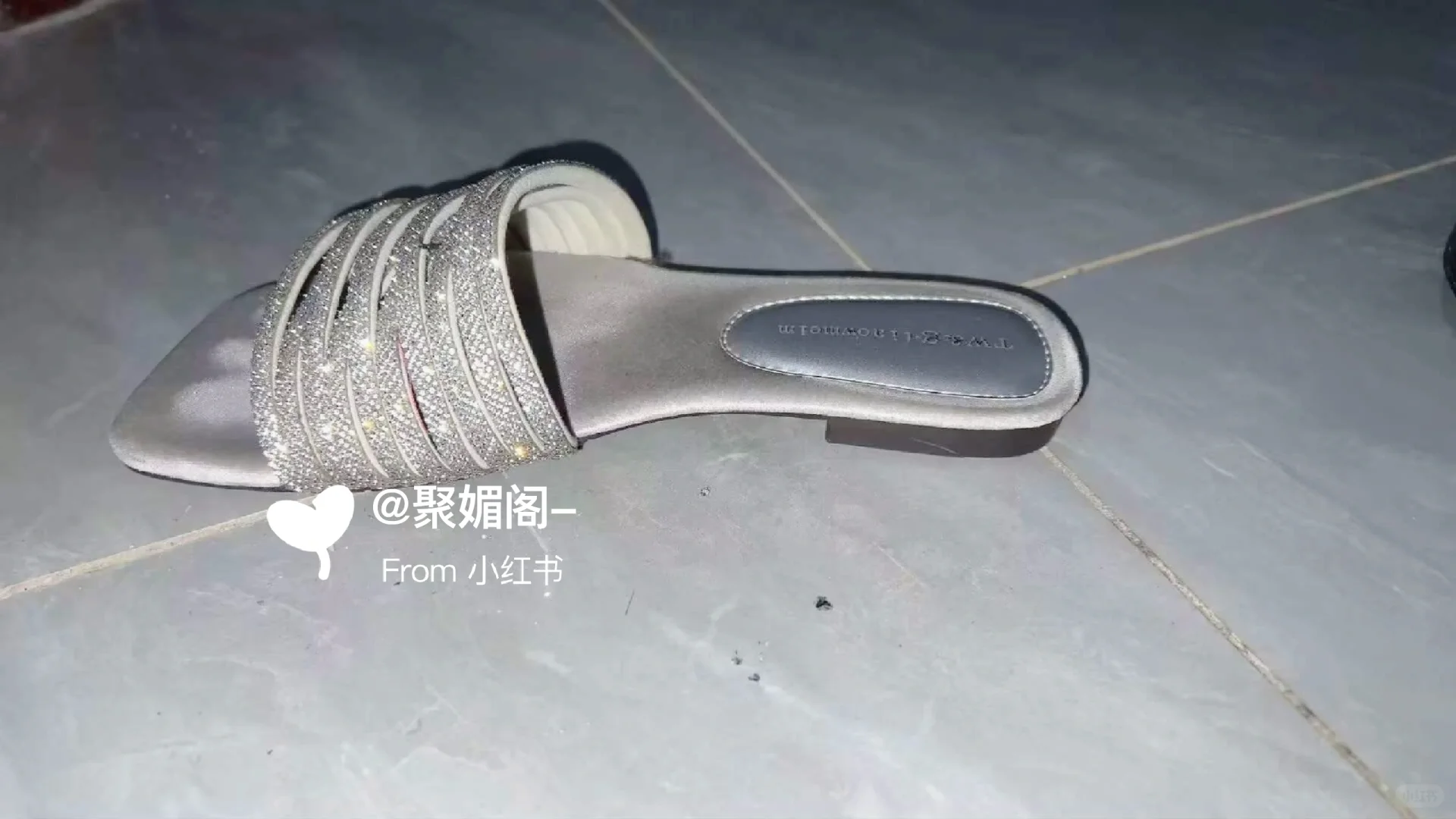 女邻居的鞋子就这样静静的放在外边