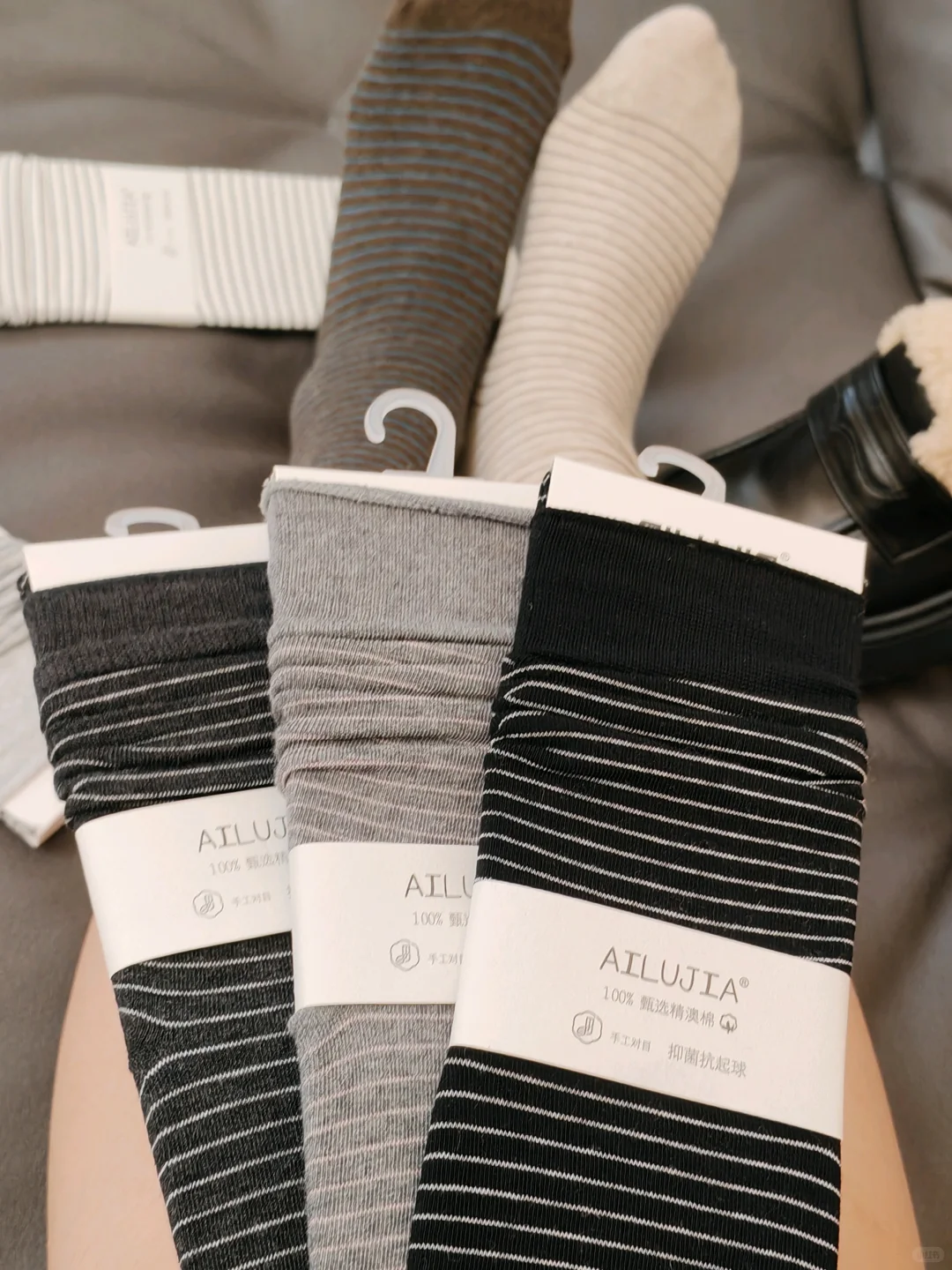 天凉了～终于可以穿条纹袜配毛毛鞋噜！