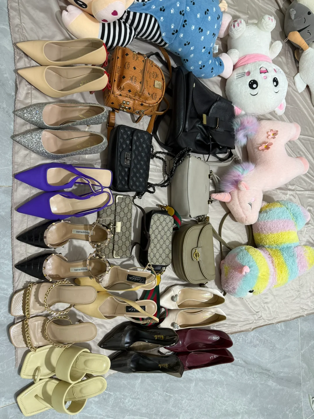 摆摊，选一双高跟鞋👠上班