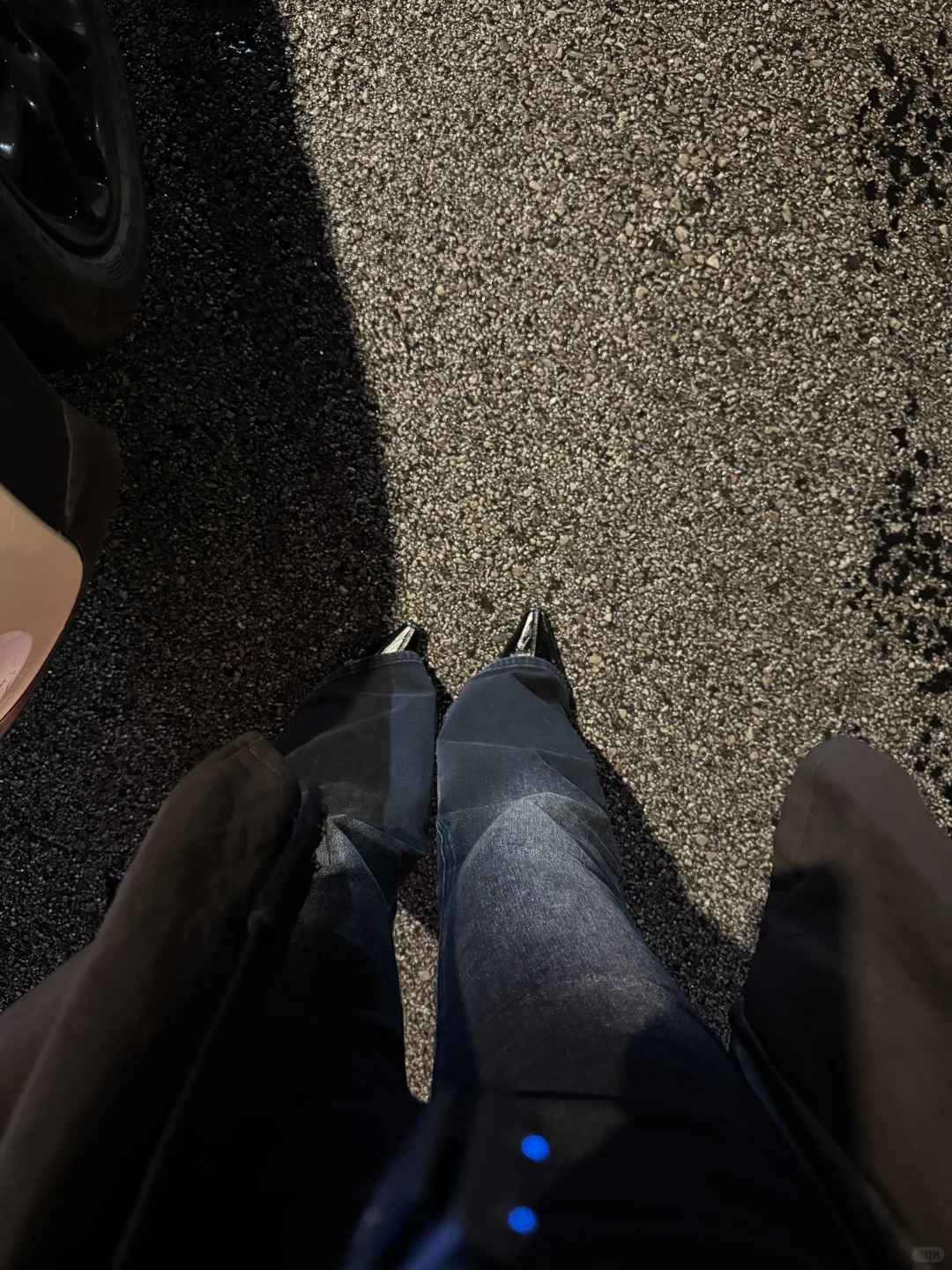 尖头高跟鞋搭喇叭牛仔裤，爱了