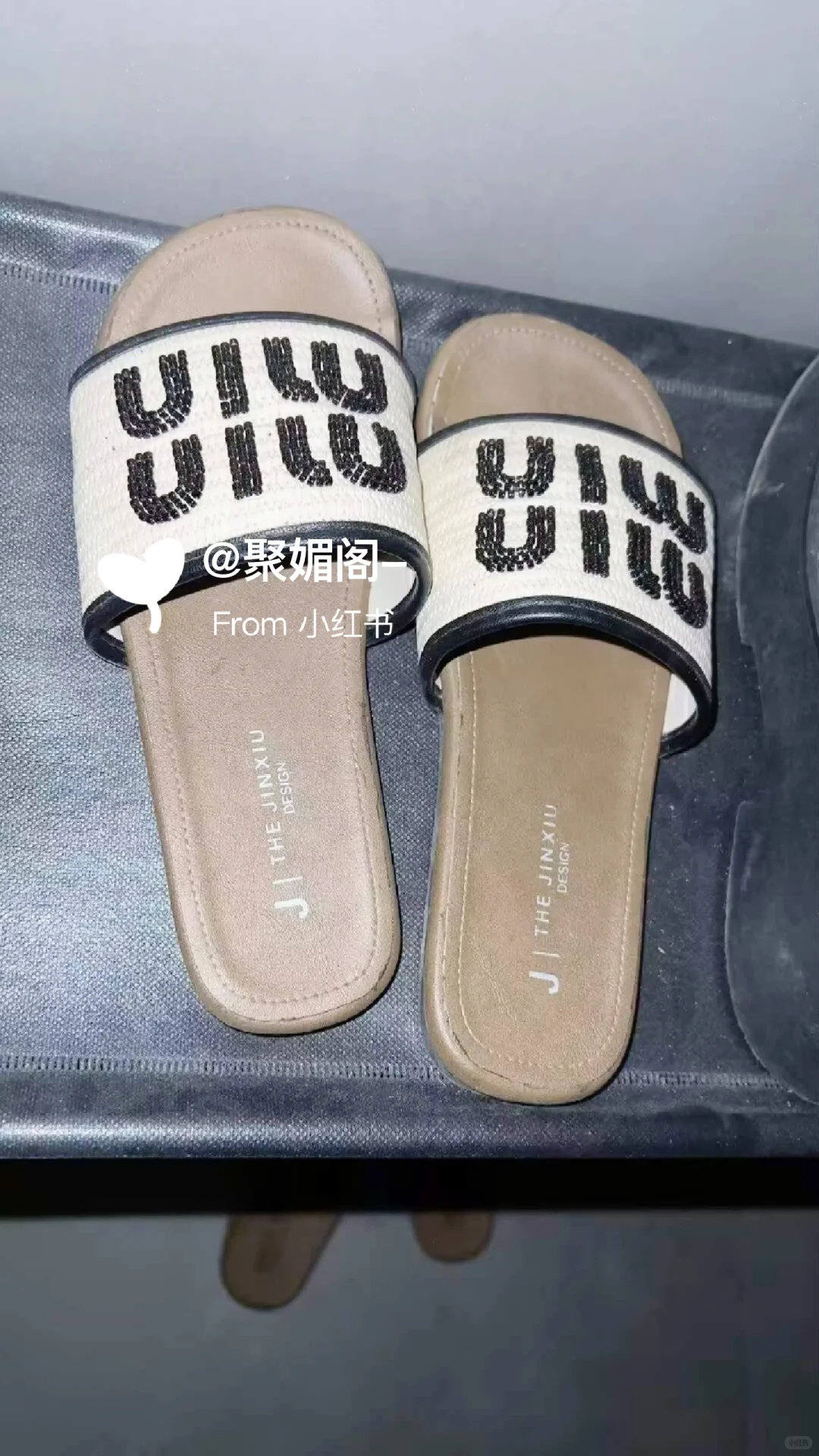 女邻居的鞋子都落灰了