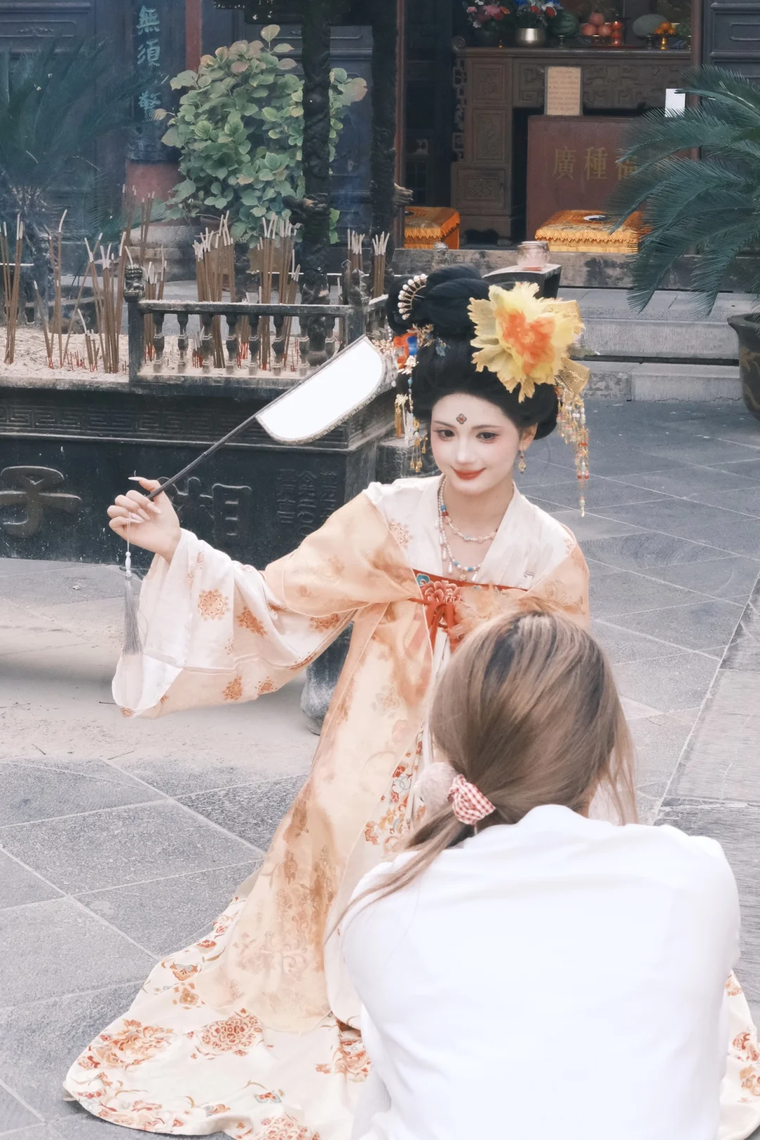 今天拍照时偷拍的女孩子 简直建模脸