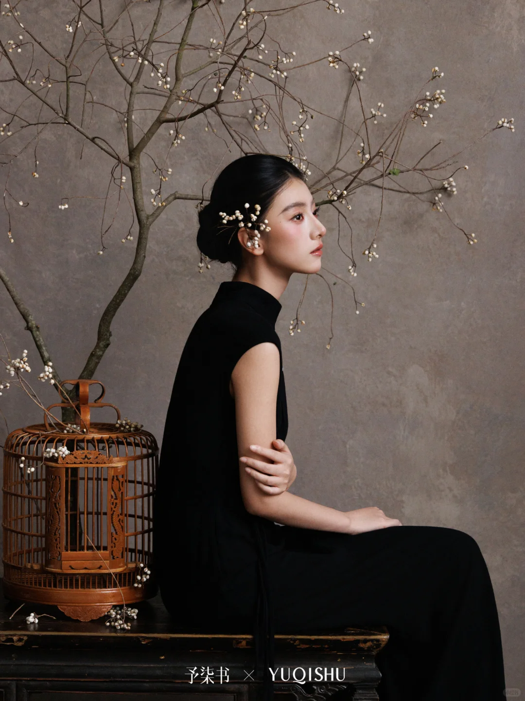 料青山略输我峥嵘 黑旗袍有种生人勿近的美