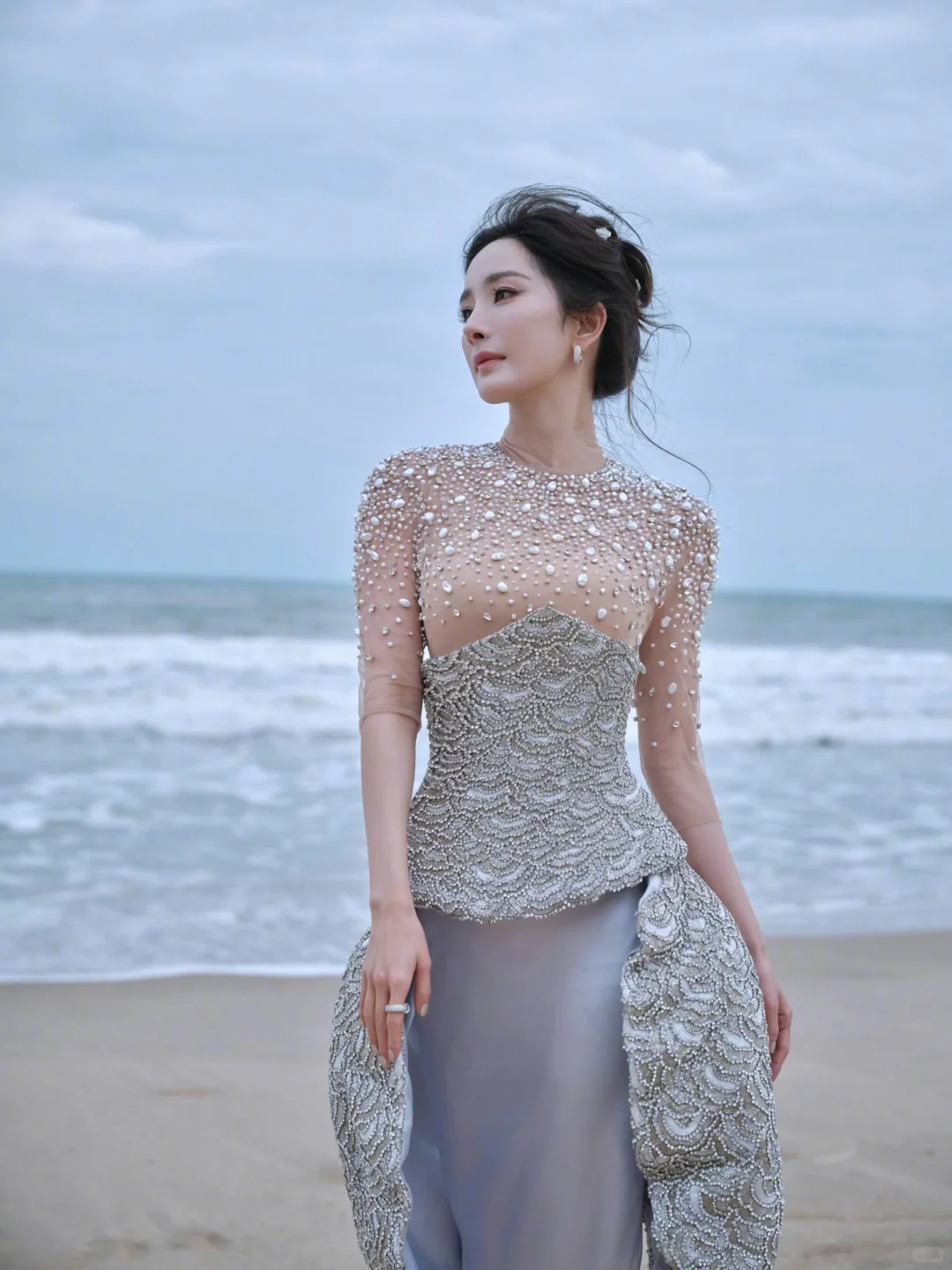 杨幂ELLE红毯珍珠透视裙赤脚漫步海边🧜&zwj;♀️