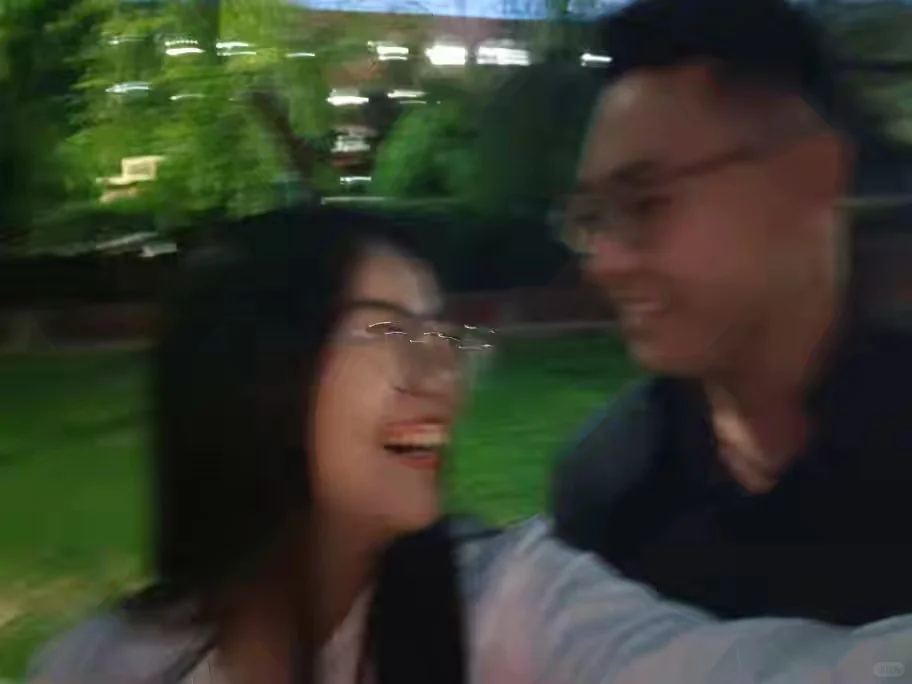 草坪+微风+笑到模糊的女朋友=？