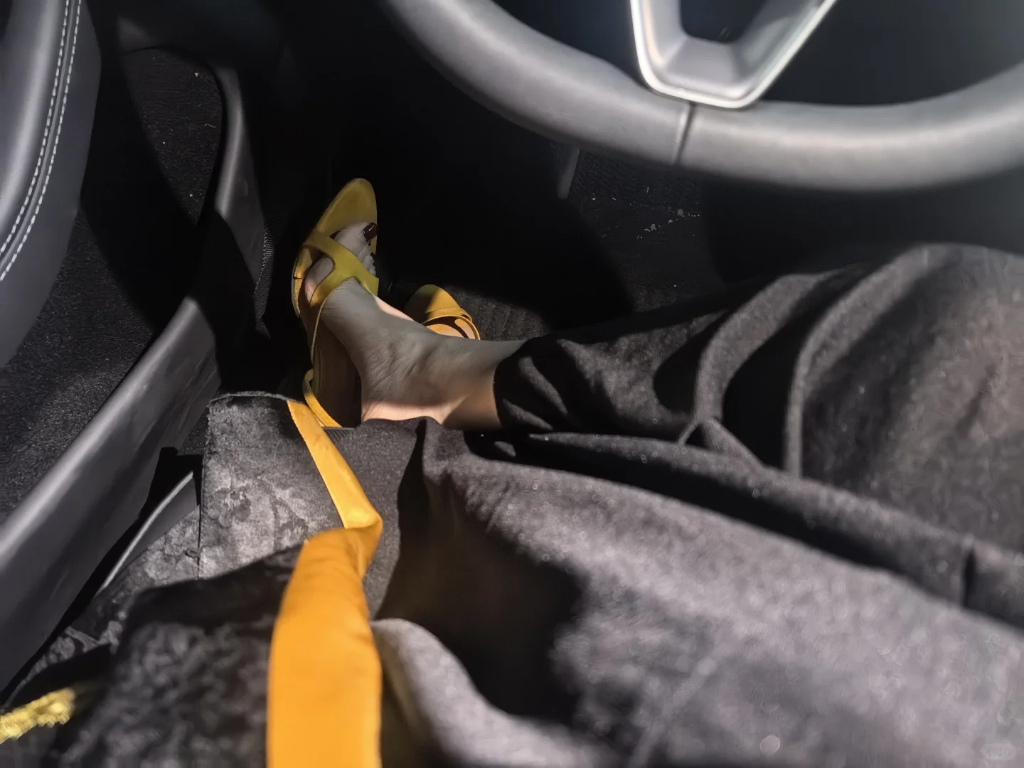 把复古穿脚上，复古黄高跟鞋