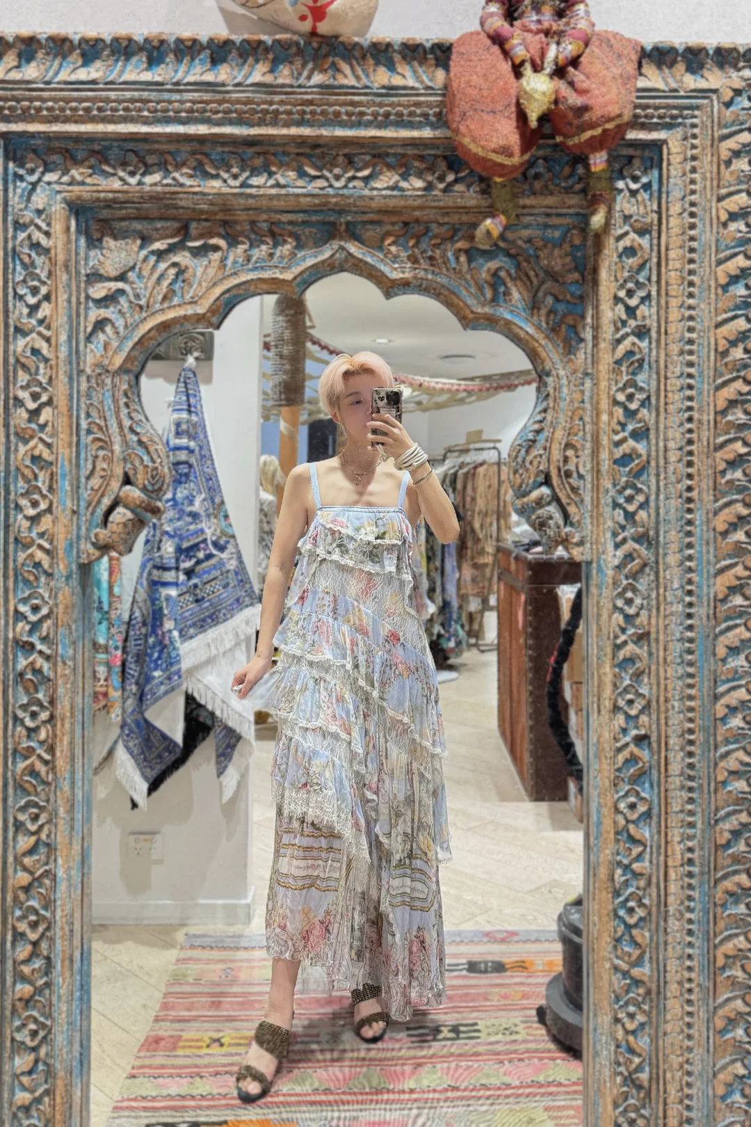 Camilla真的越来越会了～泳衣搭半裙如何？