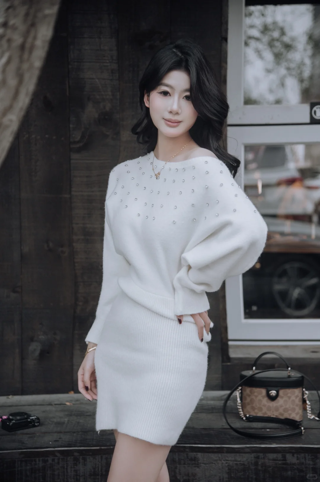 穿白色毛衣裙的女孩