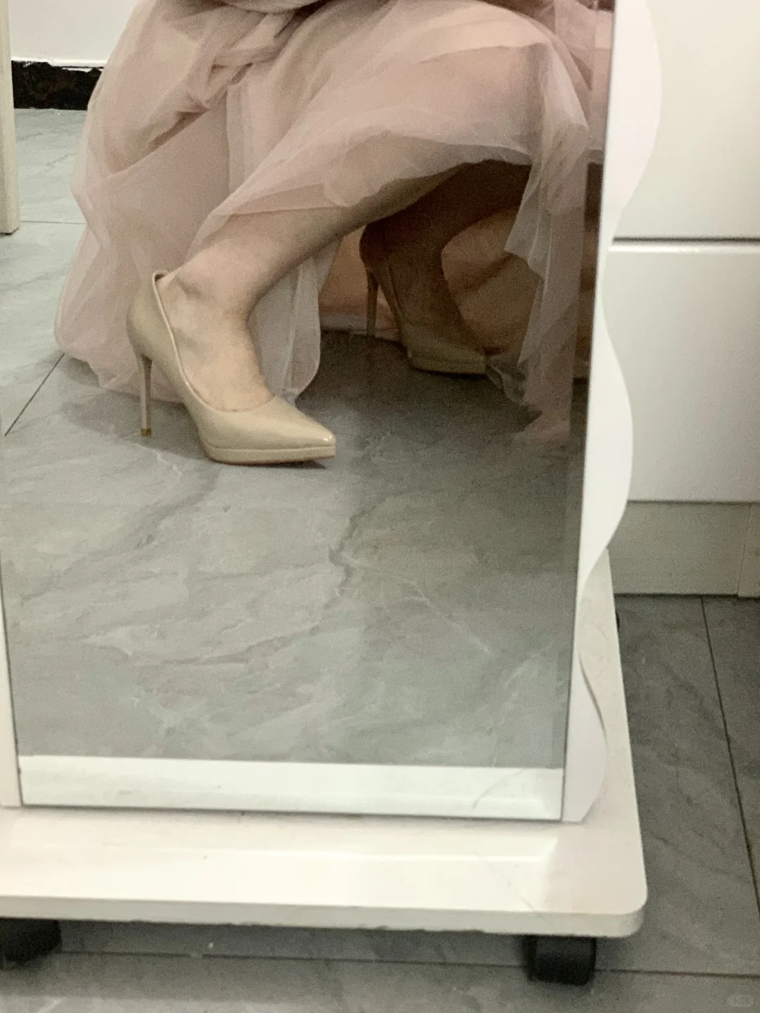 急急急，这双高跟鞋搭那套衣服好一些！！