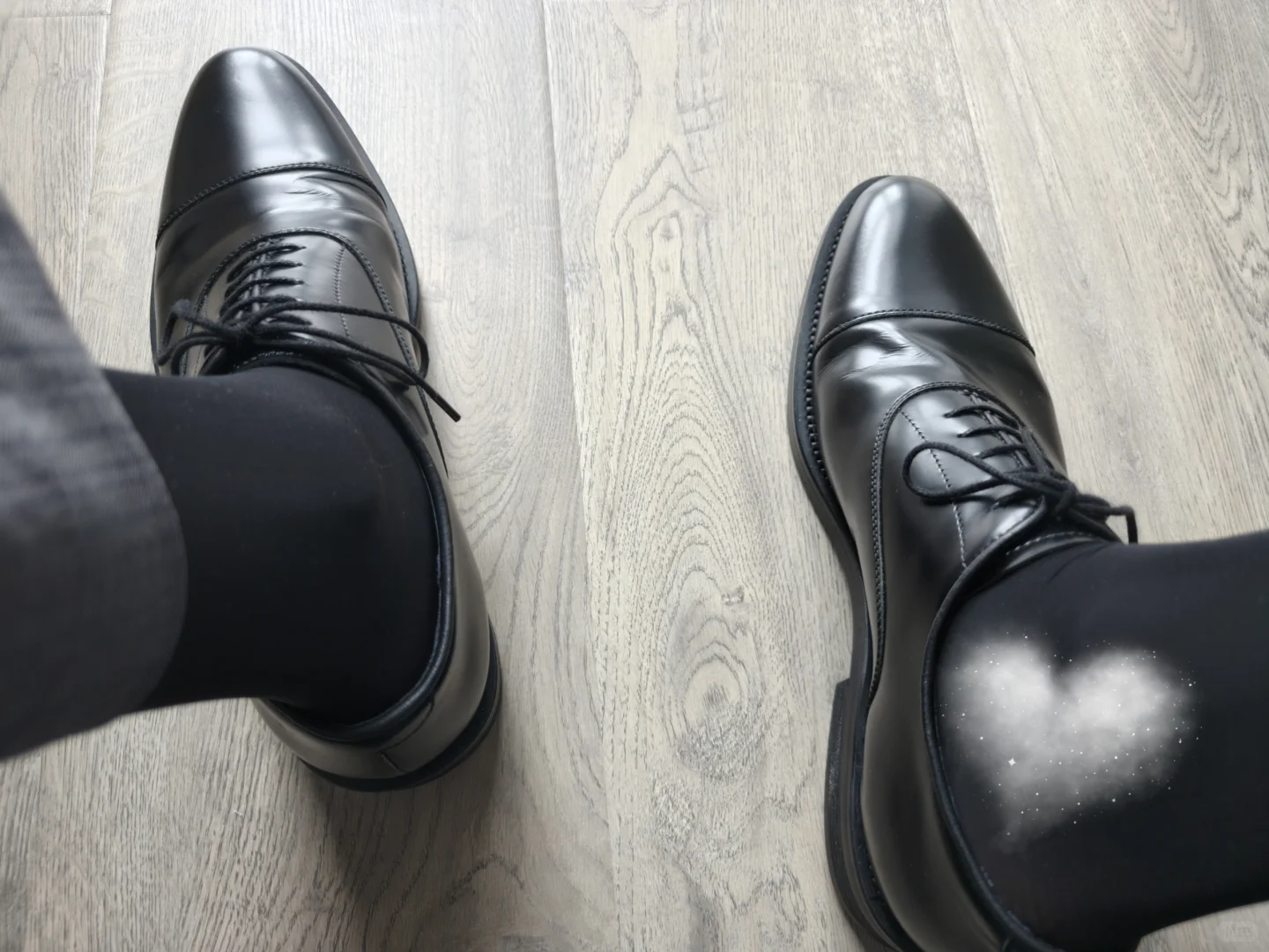 穿皮鞋怎么能不搭正装丝袜呢