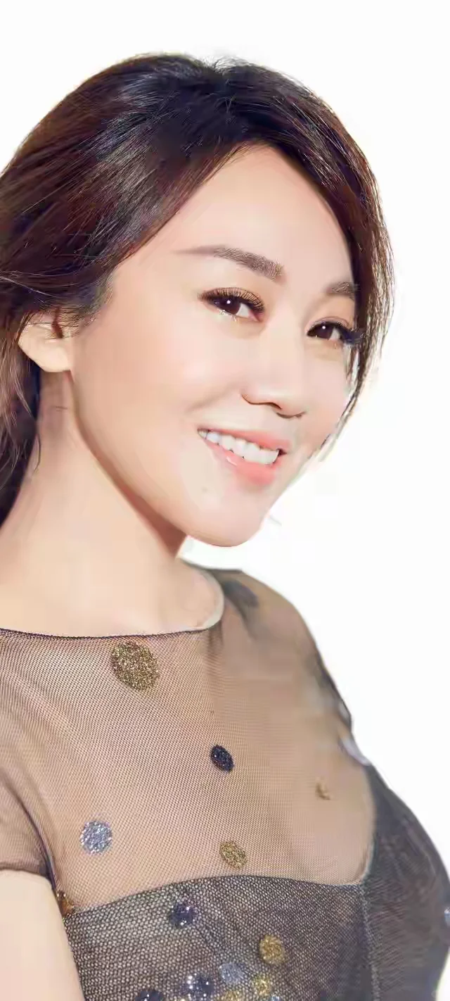 闫妮穿透视装，骨子里的性感，美不可言