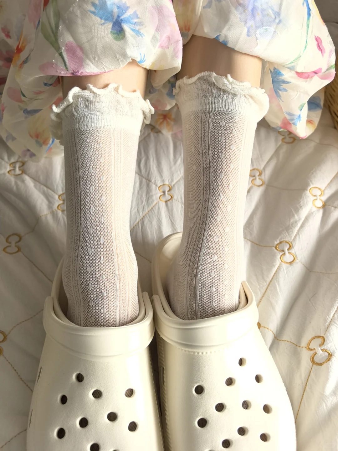 带小花边的蚕丝堆堆袜配洞洞鞋也很好看👀