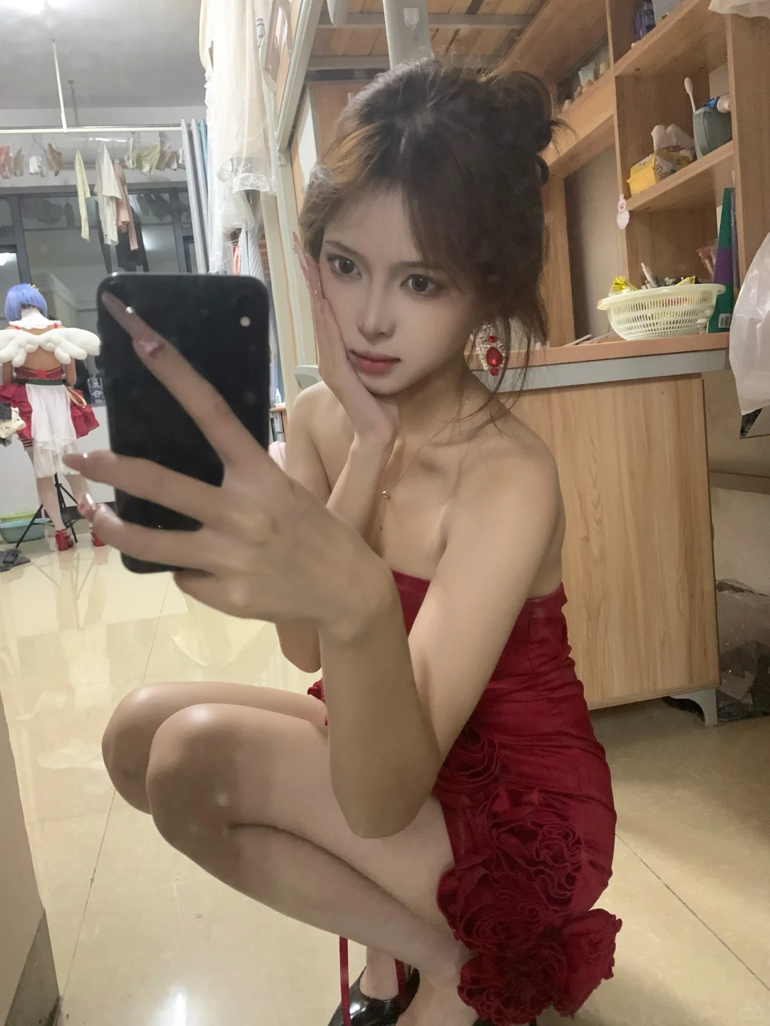 红裙+黑色高跟鞋如此权威