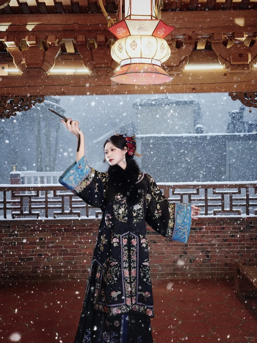 泉州雪天清汉女写真丨黑绣裹霜，艳压寒枝❄