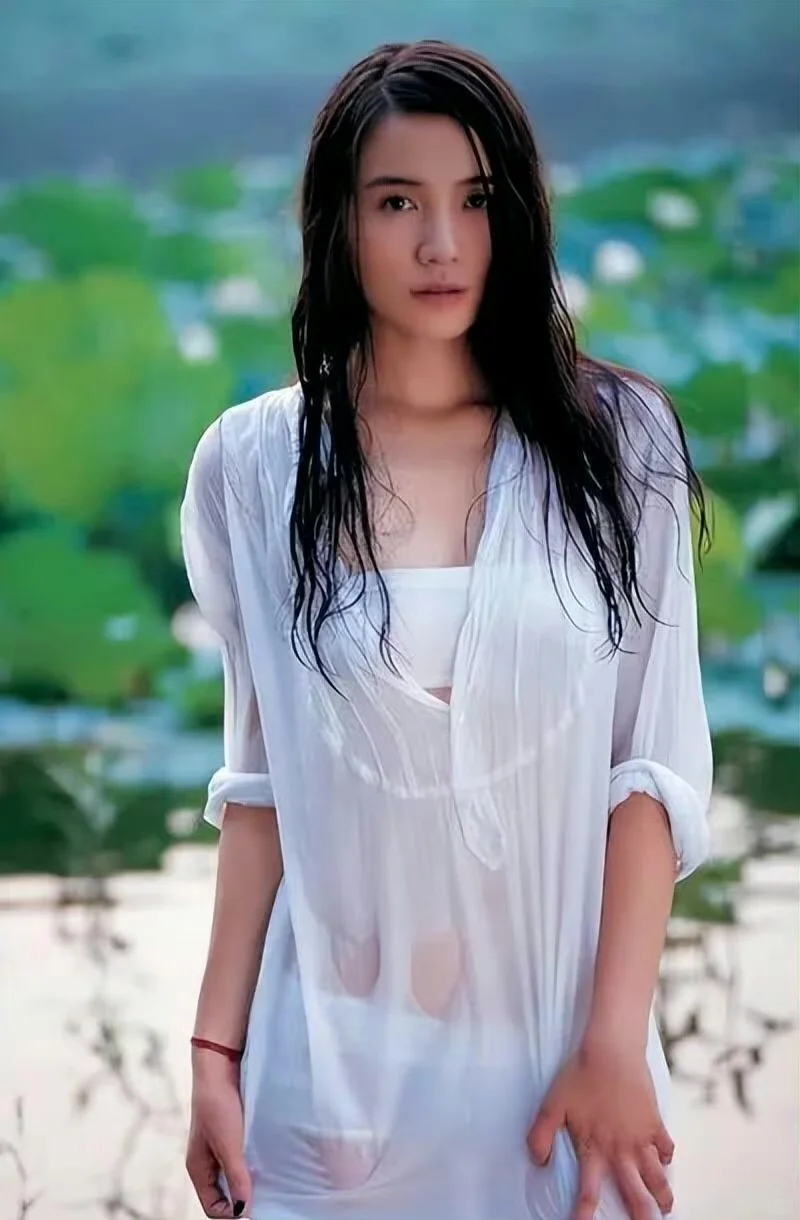 宋佳穿这么透拍写真不尴尬吗 🙈