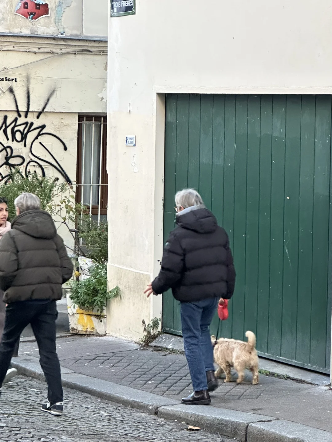 巴黎女人｜牵着狗也要时髦到发光！