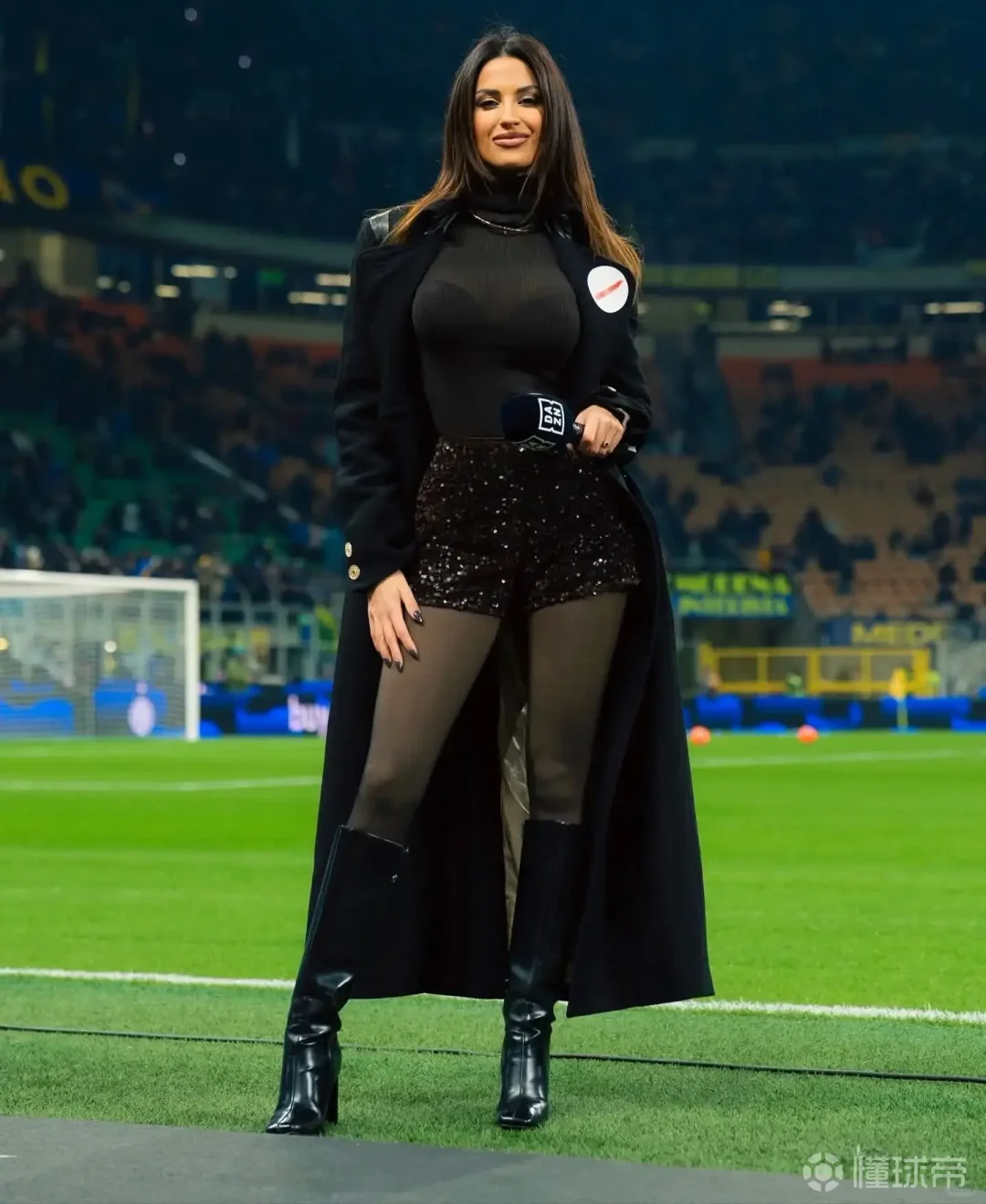 米兰德比主持人女友透视装造型引发热议