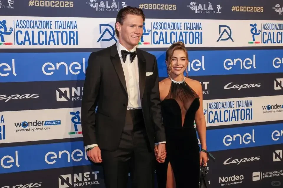 麦克托米奈领奖被女友透视着装抢风头