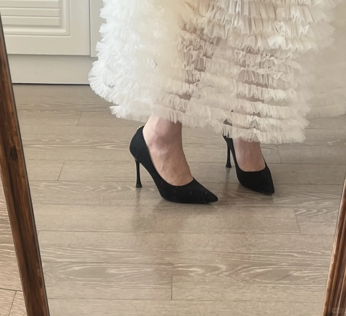 姐妹们，这个黑色高跟鞋和纱裙搭不？