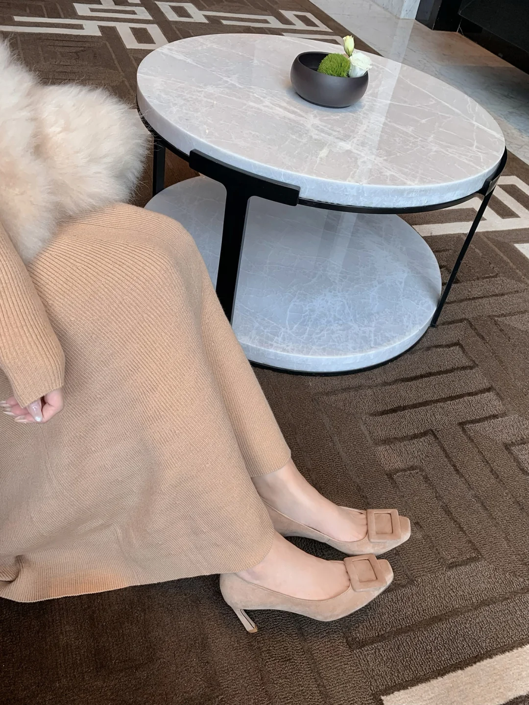 驼色方扣高跟是温柔必杀技